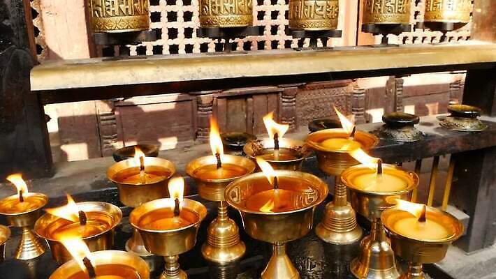 전통 아시아 종교 문화 여행 백그라운드 불교 촛불 불 실내 동양인 사람없음 빛 노란색 평화 믿음 축제 침묵 축하 사찰 의식 영혼 황금 심볼 명상 향기 신성 네팔 수도원 연소 숭배 신앙심 줄서기 카트만두 힌두교 많음 카피스페이스 MOV 해외동영상 클립영상 자연요소 감정 나라 컬러 컨셉 초 종교건축 모션 인종 내부 소리 공백 냄새 동영상 파일형식