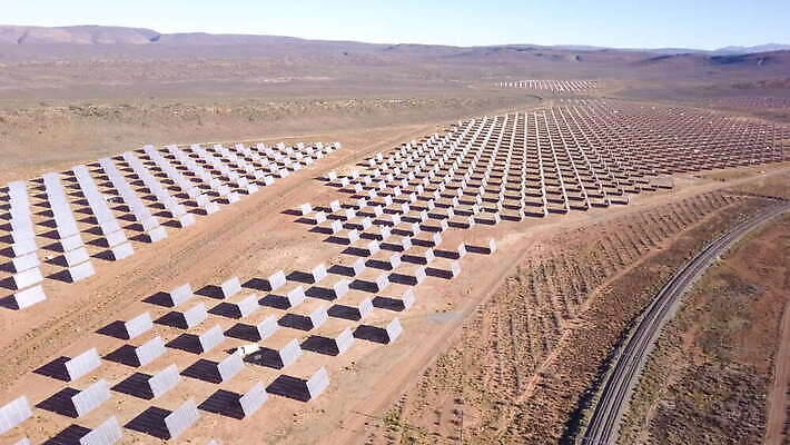 식물 산업 풍경 사람없음 초록색 빛 햇빛 태양 농장 환경 힘 재활용 장비 에너지 판넬 역 하이테크 태양에너지 세대 패널 4K MOV 해외동영상 클립영상 자연요소 컬러 농업 교통시설 기술 그린에너지 친환경 동영상 파일형식