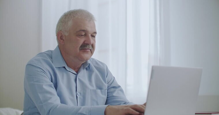 백인 손 남자 얼굴 노동자 스트레스 주택 직장 건강 한명 사람 성인 노트북 사무실 고통 터치 슬픔 작업 입 치아 질병 편안함 부식 경영자 치과의사 문제 온라인 턱 잇몸 증상 치통 해로움 4K MOV 해외동영상 클립영상 서양인 직업 1 감정 컨셉 신체 회사 비즈니스 의학 건물 신체부위 전자제품 의사 소화기관 감각 리더 동영상 파일형식