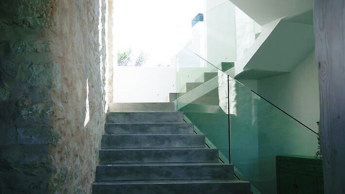 백인 디자인 커플 여자 남자 40대 중년 맨발 아프리카 유리 함께함 실내 미소 두명 캐주얼 걷기 계단 바위 스페인 심플 남아프리카 벌거벗은 케이프타운 혼혈 남유럽 4K 락다운 MOV 해외동영상 클립영상 서양인 옷 유럽 나라 컨셉 관계 모션 발 재질 표정 사람 성인 내부 돌_바위 다문화 동영상 남아프리카공화국 파일형식