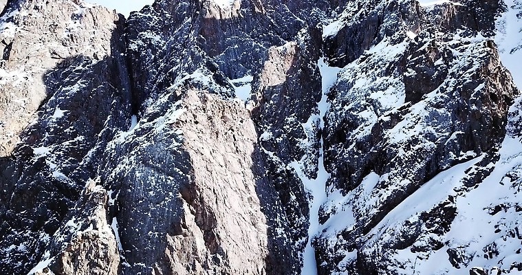 나무 여행 겨울 자연 하늘 산 안테나 그림자 경사 사람없음 야외 파란색 빛 태양 골짜기 냉동 얼음 등산 절벽 추위 흰색 정상 위험 큼 고도 빙하 암초 드론 절정 카자흐스탄 눈내림 4K 알마티 MP4 해외동영상 클립영상 자연요소 식물 계절 아시아 컬러 컨셉 통신 눈_날씨 트래킹 크기 생태계 동영상 파일형식