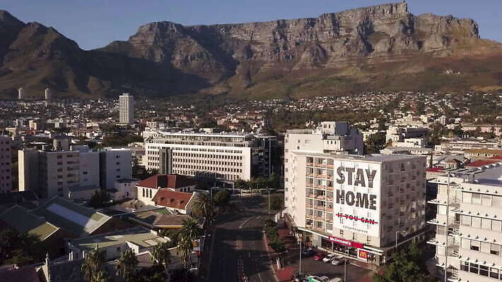 도로 자동차 거리 안테나 사람없음 건물 사무실 고속도로 도심 교차로 버리기 남아프리카 드론 랜드마크 케이프타운 코로나바이러스 비어있는 4K 락다운 MOV 해외동영상 클립영상 건축물 길 육상교통 비즈니스 통신 교통시설 모션 아프리카 도시 바이러스 동영상 남아프리카공화국 파일형식