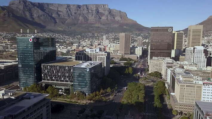 도로 자동차 거리 안테나 사람없음 건물 사무실 고속도로 도심 교차로 버리기 남아프리카 드론 랜드마크 케이프타운 코로나바이러스 비어있는 4K 락다운 MOV 해외동영상 클립영상 건축물 길 육상교통 비즈니스 통신 교통시설 모션 아프리카 도시 바이러스 동영상 남아프리카공화국 파일형식