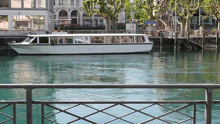 나무 유럽 여행 자동차 사람 사람없음 야외 건물 물 강 태양 반사 계단 맑음 흐름 도시 보트 보행자 댐 스위스 함선 운하 타운 느림 일반 부둣가 나루 4K MOV 해외동영상 클립영상 자연요소 식물 건축물 공공시설 나라 육상교통 컨셉 배_교통 날씨 항구 동영상 파일형식