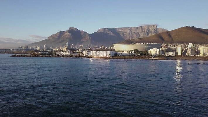 구름 바다 하늘 안테나 풍경 사람없음 야외 건물 물 파란색 도시풍경 뷰티 맑음 활발 산책로 도시 만 도심 포트 스카이라인 남아프리카 케이프타운 수평선 4K MOV 해외동영상 클립영상 자연요소 건축물 길 컬러 컨셉 통신 아프리카 날씨 동영상 남아프리카공화국 파일형식