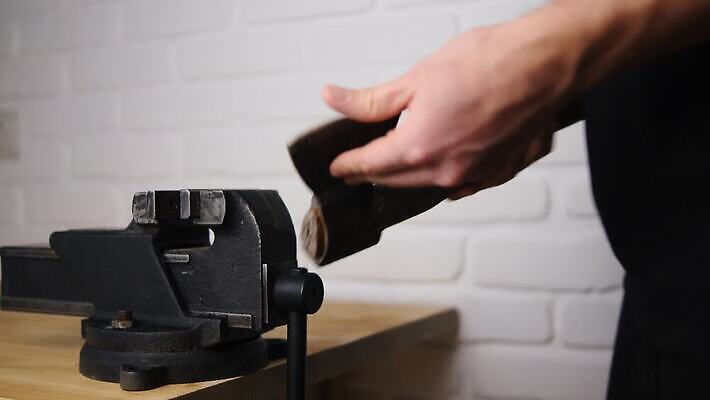 손 산업 백그라운드 벤치 공장 탁자 노동자 산 실내 집게 손잡이 사람 성인 사람없음 금속 기계 장비 기구 도구 공구 잡기 업무 작업 작업실 수리 제조 철 오브젝트 회전 업그레이드 옛날 작업대 철강 하드웨어 4K MOV 해외동영상 클립영상 직업 가구 의자 공업 모션 재질 내부 신체부위 컴퓨터 동영상 파일형식