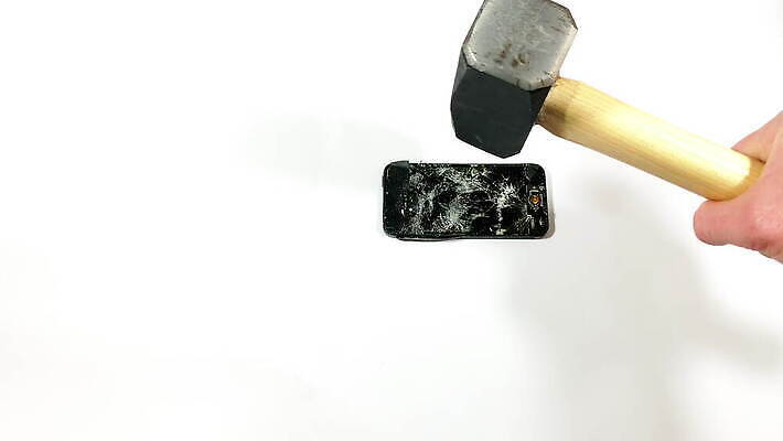 손 산업 손잡이 사람없음 목재 스마트폰 핸드폰 금속 검은색 장비 분노 흰색 도구 공구 잡기 업무 수리 좌절 망치 충돌 전화기 오브젝트 고무 격파 고립 깨짐 아이폰 철강 하드웨어 4K MOV 해외동영상 클립영상 나무 감정 컬러 컨셉 재료 모션 재질 신체부위 전자제품 스마트기기 컴퓨터 작업 동영상 파일형식