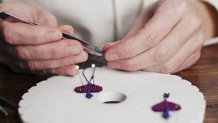 직업 디자인 여자 무기 컬러 비즈니스 목걸이 장신구 팔찌 직장 기술 창조 선물 미술 사람 취미 사람없음 귀걸이 공구 업무 화려 우아함 수리 제조 디자이너 보석 구슬 매듭 만들기 예술가 수공예 DIY 방법 엮은 오리지널 핸드메이드 장식술 4K MOV 해외동영상 클립영상 컨셉 회사 모션 문화예술 장식 도구 작업 광석 공예 동영상 파일형식