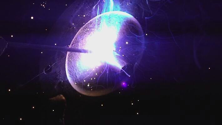 직업 손 산업 공장 모션 불 불꽃 노동자 기술 가면 안전 사람 사람없음 파란색 빛 금속 기계 장비 공구 손전등 업무 작업 뜨거움 작업실 제조 보호 철 정비공 느림 공학 공예가 용접 용접공 조작 철강 4K MOV 해외동영상 슬로모션 클립영상 자연요소 교육 컬러 컨셉 공업 재질 조명 촬영기법 신체부위 도구 기술자 동영상 파일형식