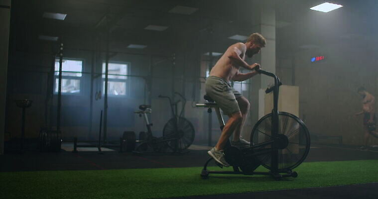 1 여자 스포츠 십자가 신체 모션 건강 한명 사람 두명 운동복 운동 자전거 헬스사이클 힘 기계 활발 헬스장 장비 승차 결심 연습 클럽 준비 체육관 근육질 노력 사이클링 고집 돌리기 돌봄 바디케어 자극 4K MOV 해외동영상 클립영상 옷 컨셉 근육 바이크 운동기구 헬스 육상스포츠 몸매 동영상 파일형식