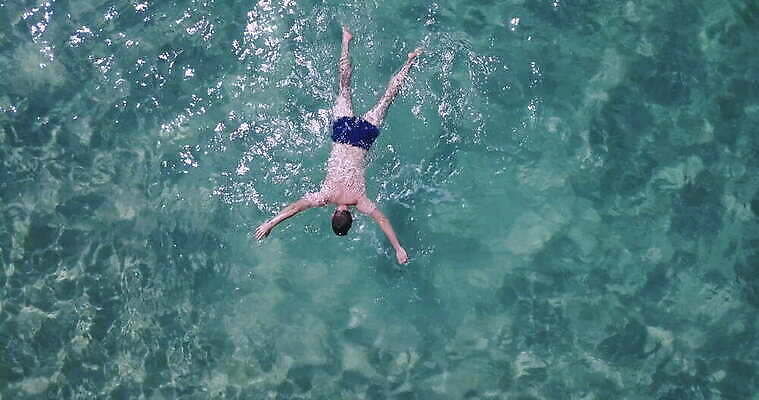 라이프스타일 남자 호수 모래 파도 바다 섬 여행 신체 자연 휴가 안테나 한명 해변 물 파란색 모래사장 태양 맑음 수영 죽음 만 뜨거움 투명 정상 난민 항공촬영 드론 바보 비극 이국적 터키석 파라다이스 이민 4K MOV 해외동영상 클립영상 자연요소 1 뷰포인트 컬러 이동 통신 날씨 사람 생활 수상스포츠 보석 생태계 동영상 파일형식