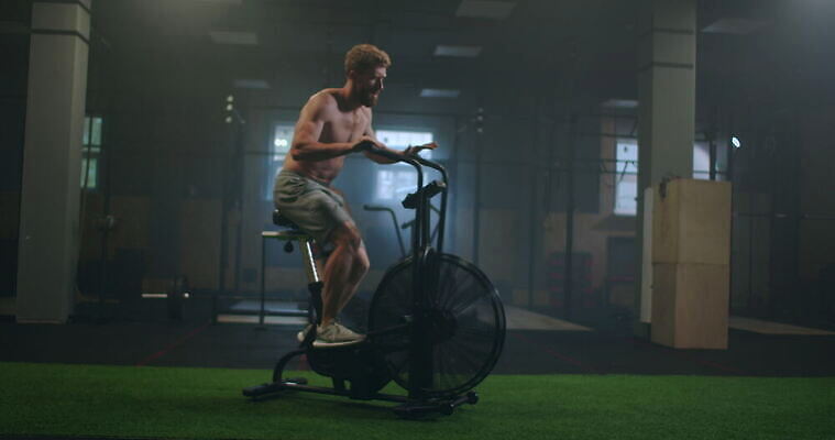 1 여자 스포츠 십자가 신체 모션 건강 한명 사람 운동복 운동 자전거 헬스사이클 힘 기계 활발 헬스장 장비 승차 결심 연습 클럽 준비 체육관 근육질 노력 사이클링 고집 돌리기 돌봄 바디케어 자극 4K MOV 해외동영상 클립영상 옷 컨셉 근육 바이크 운동기구 헬스 육상스포츠 몸매 동영상 파일형식