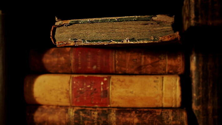 교육 종이 문화 백그라운드 텍스트 날씨 책장 따뜻함 사람없음 책 학습 스터디 독서 갈색 쌓기 어둠 수확 골동품 덮개 얼룩 역사 도서관 가죽 수집 오브젝트 질감 문서 복고 과거 문학 페이지 양장본 찢어짐 시트 구식 그런지 옛날 줄서기 중고 MOV 해외동영상 클립영상 컬러 가구 컨셉 농업 모션 뚜껑 동영상 파일형식