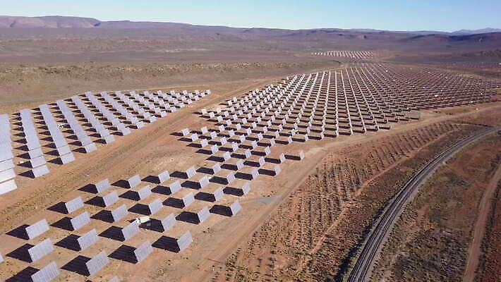 식물 산업 풍경 사람없음 초록색 빛 햇빛 태양 농장 환경 힘 재활용 장비 에너지 판넬 역 하이테크 태양에너지 세대 패널 4K MOV 해외동영상 클립영상 자연요소 컬러 농업 교통시설 기술 그린에너지 친환경 동영상 파일형식