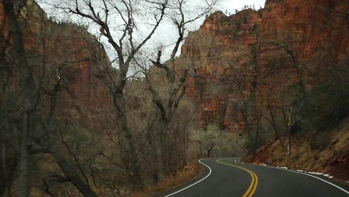 여행 겨울 자동차 유리 산 경사 사람없음 빨간색 골짜기 미국 운전 외계인 안개 황무지 혈액 분위기 떨어짐 좁은 사암 애리조나 루트 방법 벌거벗은 석회암 시온산 자동 지질학 직진 수평선 4K MP4 해외동영상 클립영상 계절 교육 육상교통 컬러 컨셉 북아메리카 모션 자연 재질 날씨 미확인물체 암석 돌_바위 동영상 파일형식