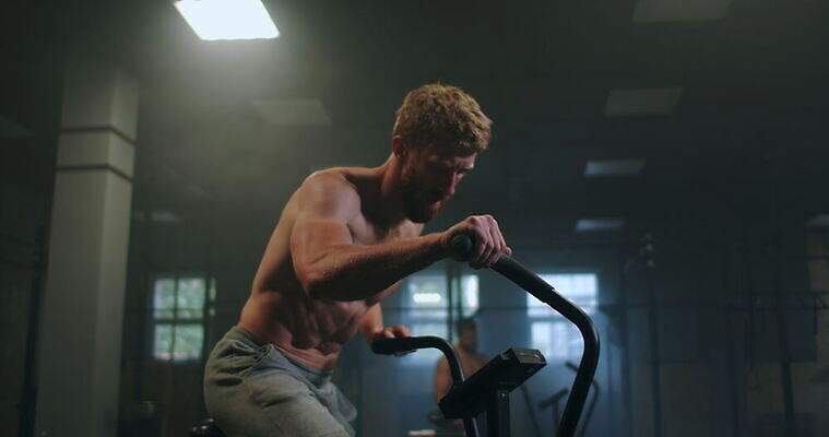 1 여자 스포츠 십자가 신체 모션 건강 한명 사람 두명 운동복 운동 자전거 헬스사이클 힘 기계 활발 헬스장 장비 승차 결심 연습 클럽 준비 체육관 근육질 노력 사이클링 고집 돌리기 돌봄 바디케어 자극 4K MOV 해외동영상 클립영상 옷 컨셉 근육 바이크 운동기구 헬스 육상스포츠 몸매 동영상 파일형식