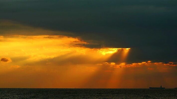 공원 실루엣 바다 여행 백그라운드 오렌지 비즈니스 교통시설 모션 태국 자연 조류 하늘 낚시 항해 해변 사람없음 야외 빨간색 물 파란색 빛 컬러풀 태양 일출 일몰 새벽 화물 시간 보트 야간 저녁 포트 유조선 수평선 타임랩스 MP4 해외동영상 클립영상 자연요소 동물 공공시설 아시아 컬러 교통 배_교통 과일 레저 촬영기법 노을 운송업 시설 생태계 동영상 파일형식