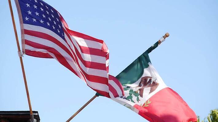 2 관계 하늘 바람 추상 멕시코 함께함 사람없음 미국 우정 거래 깃발 쌍 사회 성조기 라틴아메리카 충돌 심볼 캘리포니아 깃대 북쪽 히스패닉 애국심 산티아고 시너지 연대 외교 정부 정치 이민 콜라보레이션 국경 4K MP4 해외동영상 클립영상 자연요소 이동 컨셉 북아메리카 무늬 날씨 아메리카 친구 국기 방향 동영상 공동체 파일형식