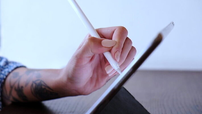 직업 손 디자인 여자 미래 실내 미술 성인 사람없음 신체부위 컴퓨터그래픽 가로 캐주얼 컴퓨터 태블릿 사무실 펜 유행 모니터 어둠 장비 작업 전문직 스케치 필름 그림 예술가 결재 개발 그래픽디자이너 터치스크린 MOV 해외동영상 클립영상 옷 컨셉 비즈니스 문화예술 사람 내부 그래픽 전자제품 스마트기기 필기구 디자이너 동영상 파일형식