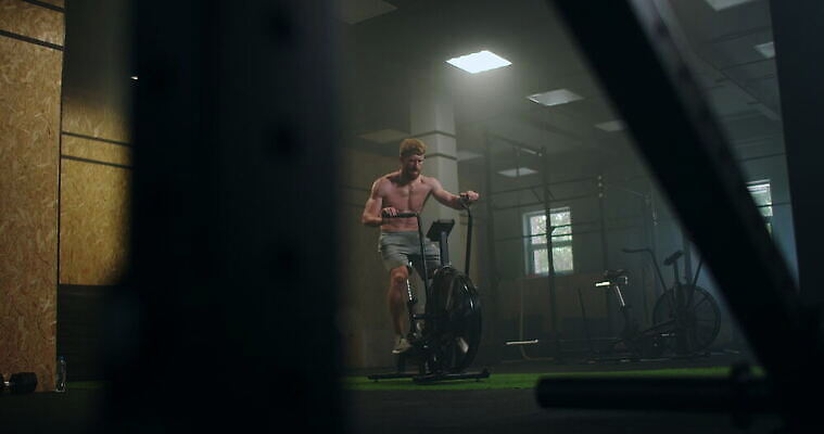 1 여자 스포츠 십자가 신체 모션 건강 한명 사람 운동복 운동 자전거 헬스사이클 힘 기계 활발 헬스장 장비 승차 결심 연습 클럽 준비 체육관 근육질 노력 사이클링 고집 돌리기 돌봄 바디케어 자극 4K MOV 해외동영상 클립영상 옷 컨셉 근육 바이크 운동기구 헬스 육상스포츠 몸매 동영상 파일형식