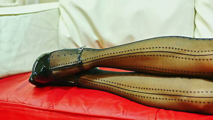 백인 모델 라이프스타일 여자 컬러 백그라운드 신발 신체 놀이 양말 주택 사람 성인 사람없음 내부 섹시 유행 방 흰색 그물 화려 우아함 누드 날씬함 피부 스타킹 란제리 양발 집착 타이즈 팬티스타킹 스타일 4K MOV 해외동영상 클립영상 서양인 옷 컨셉 건물 생활 신체부위 속옷 몸매 동영상 파일형식