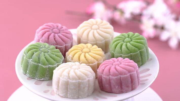 전통 접시 꽃 음식 분홍색 백그라운드 패턴 탁자 밥 휴가 디저트 종류 요리 동양인 사람없음 빨간색 초록색 컬러풀 노란색 케이크 얼음 축제 중국 벚꽃 달 흰색 체리 중앙 달콤 피부 회전 날것 반죽 쇼 창백 입가심 페스츄리 핸드메이드 눈내림 4K MOV 해외동영상 클립영상 자연요소 식물 식기 아시아 빵 컬러 가구 무늬 과일 눈_날씨 인종 신체부위 맛 동영상 파일형식