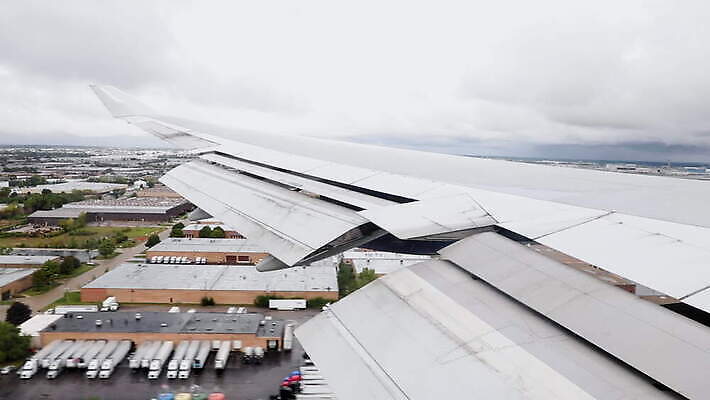 구름 여행 비행기 풍경 사람없음 야외 건물 활주로 시카고 착륙 4K MOV 해외동영상 클립영상 자연요소 건축물 길 항공교통 대중교통 미국 동영상 파일형식