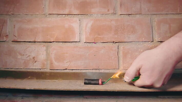 크리스마스 오렌지 불 벽돌 새해 폭죽 불꽃놀이 사람없음 빛 크래커 힘 소리 뜨거움 균열 연기 폭발 12월 폭발물 폭탄 가루 가스 시끄러움 라이터 파열 다이너마이트 심지 점화 화상 MOV 해외동영상 슬로모션 클립영상 자연요소 기념일 무기 과일 모션 놀이 촬영기법 쿠키 날짜 상처 동영상 파일형식