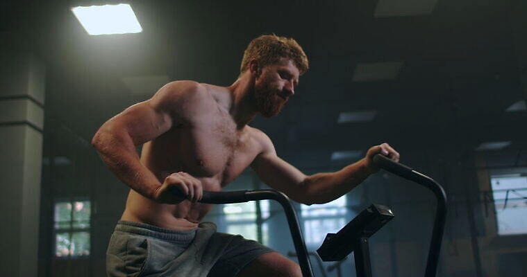 1 여자 스포츠 십자가 신체 모션 건강 한명 사람 운동복 운동 자전거 헬스사이클 힘 기계 활발 헬스장 장비 승차 결심 연습 클럽 준비 체육관 근육질 노력 사이클링 고집 돌리기 돌봄 바디케어 자극 4K MOV 해외동영상 클립영상 옷 컨셉 근육 바이크 운동기구 헬스 육상스포츠 몸매 동영상 파일형식