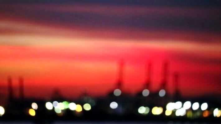 구름 실루엣 바다 백그라운드 비즈니스 공장 교통시설 하늘 풍경 사람없음 물 경제 파란색 빛 태양 항구 일몰 새벽 화물 도시 보트 야간 저녁 컨테이너 창고 기중기 무역 매움 함선 보케 해안도시 수납 짐차 포트 물류 수입 공급 MP4 해외동영상 클립영상 자연요소 산업 컬러 교통 배_교통 공업 자동차 촬영기법 노을 운송업 중장비 맛 시설 동영상 파일형식