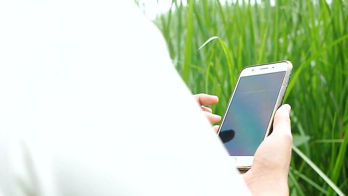 디자인 교통시설 자동차 버튼 실내 안전 사람없음 내부 스마트폰 검은색 소리 장비 운전 기구 판넬 바퀴 운전사 고급 우아함 볼륨 핸들 심볼 묘사 오브젝트 사인 오디오 언론 시스템 부름 스위치 조절 목소리 계기판 벙어리 자동 제어 스타일 방식 안락 MOV 해외동영상 클립영상 직업 육상교통 컬러 교통 컨셉 모션 전자제품 핸드폰 스마트기기 시설 동영상 파일형식