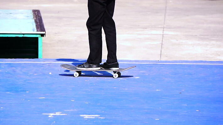 라이프스타일 공원 남자 문화 스포츠 포즈 신발 이동 장난 청소년 놀이 거리 기술 그림자 사람 경사 야외 운동 맑음 점프 에너지 스케이트 스케이팅 도시 스케이트보드 승차 시원함 회전 느림 스케이터 되감기 어려움 프리스타일 HD MOV 해외동영상 슬로모션 클립영상 공공시설 스포츠용품 컨셉 모션 날씨 겨울스포츠 운동선수 촬영기법 건강 생활 보드_스포츠 동영상 파일형식