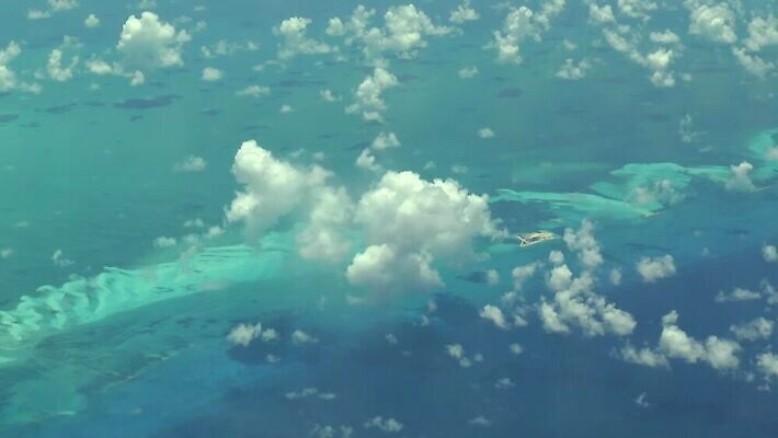 계절 섬 교통시설 자연 하늘 날씨 비행기 안테나 사람없음 파란색 햇빛 환경 맑음 비행 분위기 주식 고도 항공 상업 동영상 대서양 정의 고립 바하마 터키석 HD MP4 해외동영상 클립영상 바다 컬러 교통 컨셉 통신 항공교통 대중교통 금융 태양 보석 시설 생태계 파일형식