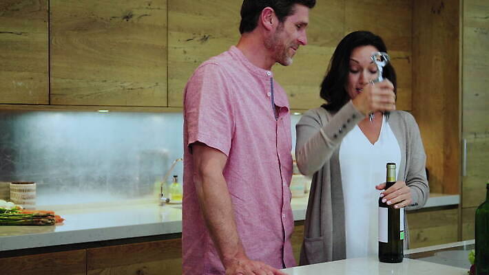 백인 라이프스타일 웰빙 커플 여자 남자 행복 음료 40대 중년 와인잔 가정 함께함 실내 사랑 미소 웃음 두명 목재 와인 펼침 마시기 스페인 붓기 화이트와인 와인병 준비 축배 와인오프너 혼혈 남유럽 4K MOV 해외동영상 클립영상 서양인 나무 감정 유럽 컨셉 술잔 재료 관계 모션 병_용기 주류 표정 사람 성인 내부 생활 다문화 동영상 병따개 파일형식