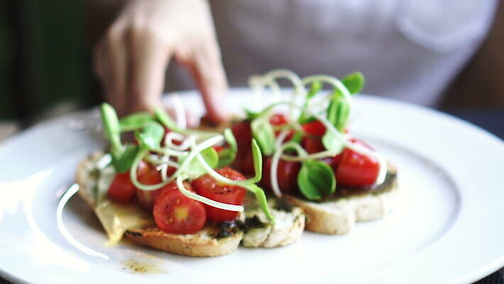 음식 빵 백그라운드 다이어트 토마토 채소 탁자 치즈 샌드위치 건강 마늘 요리 사람없음 빨간색 초록색 이탈리아 시골 신선 맛 기름 정상 지중해 올리브 토스트 바질 모짜렐라치즈 채식주의자 타파스 페스토 4K MOV 해외동영상 클립영상 열매 유럽 바다 컬러 가구 컨셉 유제품 소스_음식 애피타이저 채식 동영상 파일형식
