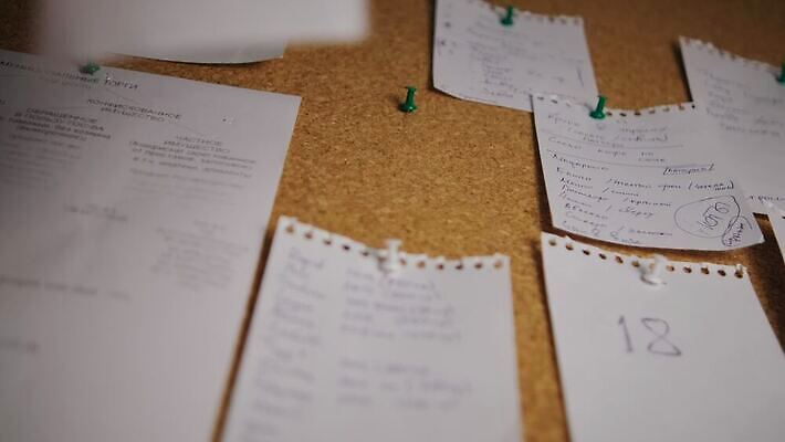 손 디자인 여자 교육 종이 벽 백그라운드 컨셉 스티커 비즈니스 통신 성공 아이디어 프레임 광고판 사람 사람없음 목재 사무실 노란색 우주 쪽지 공백 정보 업무 발표 메시지 계획 편지지 오브젝트 사인 코르크 공지사항 경영 어려움 조언 코르크보드 목차 비어있는 4K MOV 해외동영상 클립영상 나무 컬러 재료 알림판 신체부위 작업 편지 판 동영상 파일형식