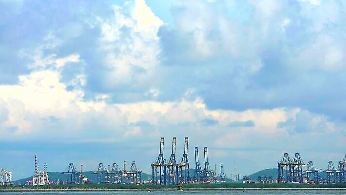 구름 라이프스타일 공원 산업 바다 백그라운드 컨셉 비즈니스 교통시설 모션 조류 하늘 낚시 사람없음 물 경제 파란색 항구 운전 화물 시간 보트 컨테이너 조선소 창고 기중기 무역 상업 해안도시 포트 물류 로딩 수입 터미널 공급 타임랩스 MP4 해외동영상 클립영상 자연요소 동물 공공시설 컬러 교통 배_교통 레저 촬영기법 생활 운송업 도시 중장비 시설 동영상 파일형식