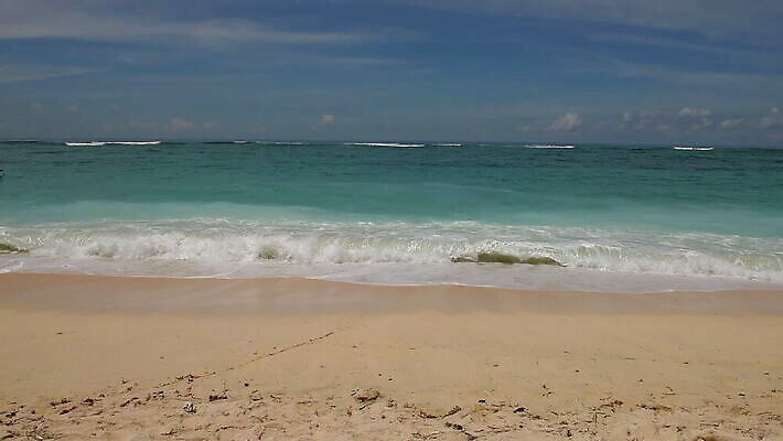 모래 파도 바다 여행 백그라운드 자연 하늘 표면 휴가 풍경 해변 사람없음 야외 가로 물 여름 파란색 모래사장 맑음 만 뜨거움 투명 액체 서핑 떨어짐 질감 부드러움 석호 파라다이스 MOV 해외동영상 클립영상 자연요소 계절 컬러 컨셉 날씨 수상스포츠 감각 생태계 동영상 파일형식