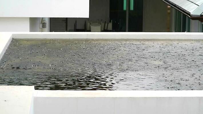 벽 백그라운드 패턴 건축양식 표면 지붕 날씨 추상 주택 사람없음 야외 건물 장식 물 갈색 쌓기 손상 젖음 흐름 수확 가을 흰색 균열 떨어짐 정상 옥상 타일 묘사 천장 무거움 빗물 나쁜 그런지 단절 옛날 MP4 해외동영상 클립영상 자연요소 건축물 계절 건축 컬러 컨셉 무늬 농업 모션 비_날씨 무게 동영상 파일형식