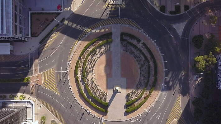 도로 자동차 거리 안테나 사람없음 건물 사무실 원형 고속도로 도심 교차로 버리기 머리위 남아프리카 드론 랜드마크 케이프타운 코로나바이러스 비어있는 4K 락다운 MOV 해외동영상 클립영상 도형 건축물 길 육상교통 비즈니스 통신 교통시설 모션 아프리카 도시 바이러스 동영상 남아프리카공화국 파일형식