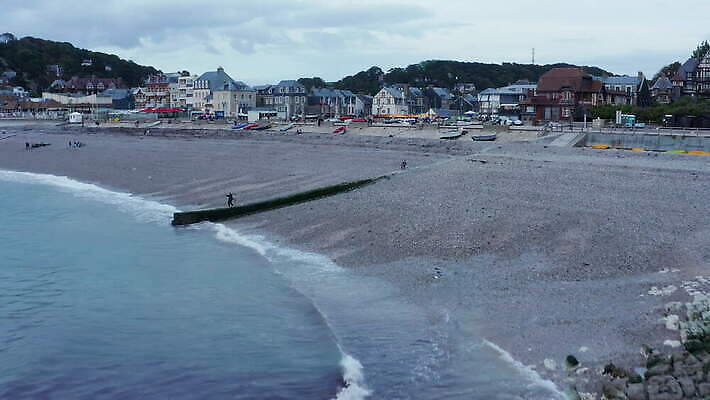 유럽 파도 바다 자연 휴가 사람없음 야외 물 여행객 마을 산책로 프랑스 흐림 노르망디 4K MOV 해외동영상 클립영상 자연요소 나라 길 날씨 사람 생태계 동영상 파일형식