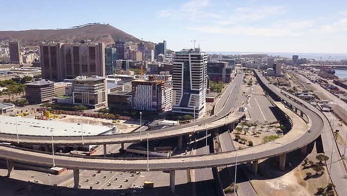 도로 자동차 거리 안테나 사람없음 건물 사무실 고속도로 도심 교차로 버리기 남아프리카 드론 랜드마크 케이프타운 코로나바이러스 비어있는 4K 락다운 MOV 해외동영상 클립영상 건축물 길 육상교통 비즈니스 통신 교통시설 모션 아프리카 도시 바이러스 동영상 남아프리카공화국 파일형식