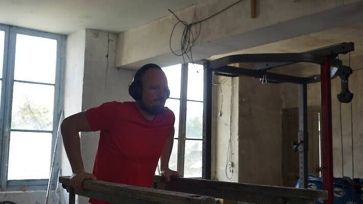 백인 라이프스타일 남자 무기 스포츠 십자가 신체 근육 산 건강 한명 사람 성인 운동복 운동 섹시 힘 작업 바 역 보디빌딩 보디빌더 연습 체육관 근육질 체조 노력 평행 궤 어려움 4K MOV 해외동영상 클립영상 서양인 1 옷 컨셉 교통시설 생활 헬스 몸매 동영상 파일형식