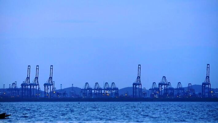 산업 바다 백그라운드 비즈니스 교통시설 모션 하늘 낚시 사람없음 빛 항구 장비 화물 시간 보트 상품 야간 큼 컨테이너 조선소 기중기 무역 상업 해안도시 리프트 포트 무거움 넘어짐 로딩 수입 MP4 해외동영상 클립영상 자연요소 교통 배_교통 레저 운송업 도시 중장비 무게 크기 시설 동영상 파일형식