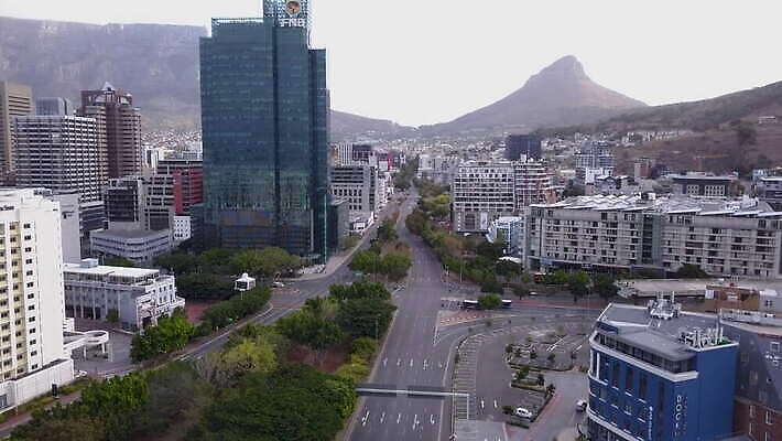 도로 자동차 거리 안테나 사람없음 건물 사무실 고속도로 도심 교차로 버리기 남아프리카 드론 랜드마크 케이프타운 코로나바이러스 비어있는 4K 락다운 MOV 해외동영상 클립영상 건축물 길 육상교통 비즈니스 통신 교통시설 모션 아프리카 도시 바이러스 동영상 남아프리카공화국 파일형식