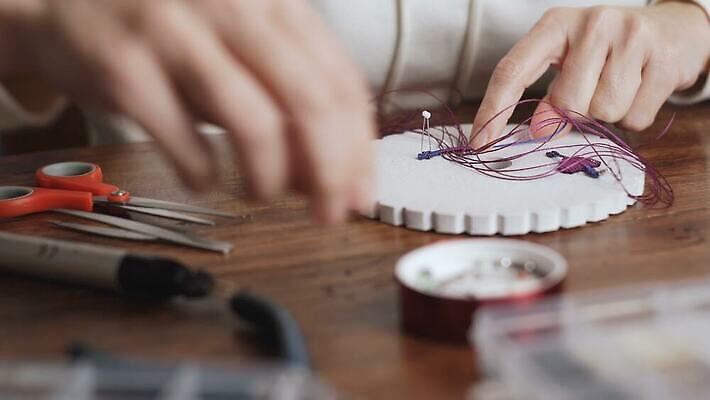 직업 디자인 여자 무기 컬러 비즈니스 목걸이 장신구 팔찌 직장 기술 창조 선물 미술 사람 취미 사람없음 귀걸이 공구 업무 화려 우아함 수리 제조 디자이너 보석 구슬 매듭 만들기 예술가 수공예 DIY 방법 엮은 오리지널 핸드메이드 장식술 4K MOV 해외동영상 클립영상 컨셉 회사 모션 문화예술 장식 도구 작업 광석 공예 동영상 파일형식