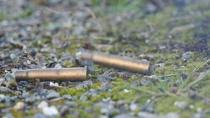 무기 백그라운드 사람없음 쌓기 금속 기계 총 껍질 그룹 목표 위험 발사 폭발물 군용 전쟁 사냥 슛 육군 흙더미 총알 놋쇠 엽총 옛날 많음 비어있는 MOV 해외동영상 슬로모션 클립영상 컨셉 모션 재질 군대 촬영기법 흙 동영상 파일형식 더미