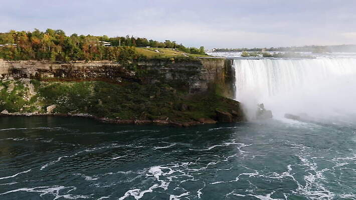 캐나다 풍경 사람없음 야외 관광지 강 폭포 스프레이 웅장함 패닝샷 스플래쉬 4K 틸트업 MOV 해외동영상 클립영상 여행 북아메리카 자연 촬영기법 동영상 파일형식