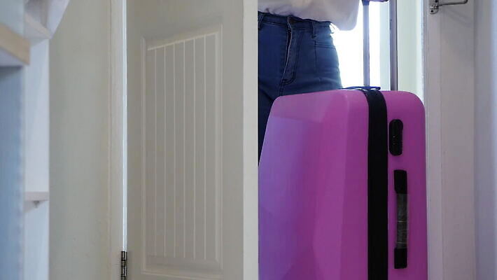 라이프스타일 여자 행복 여행 가방 비즈니스 모션 호텔 휴가 휴식 출입구 주택 항해 사람 성인 사람없음 야외 뷰티 유행 여행객 문 여행가방 산책 방 짐 오픈 복도 닫기 오브젝트 휴양지 방문 떠남 수하물 체크아웃 MOV 해외동영상 클립영상 잡화 감정 컨셉 배_교통 숙소 건물 생활 장소 동영상 파일형식