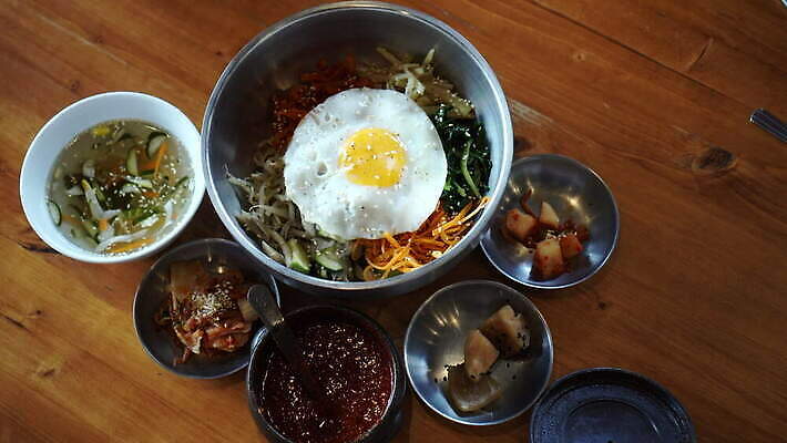 전통 접시 아시아 음식 백그라운드 채소 밥 한국 건강 요리 동양인 사람없음 컬러풀 계란 요리사 식사 저녁식사 소고기 오픈 뜨거움 사발 정상 혼합 먹기 매움 머리위 노른자 섞기 맛있는 4K MOV 해외동영상 클립영상 직업 식기 나라 컬러 모션 육류 인종 알 사기그릇 맛 동영상 파일형식